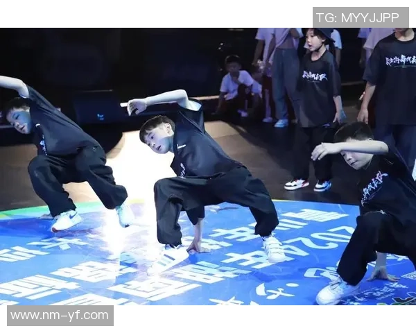 成都街舞队整体压制现象解析与街舞文化的深层影响探讨 成都街舞队整体压制现象解析与街舞文化的深层影响探讨